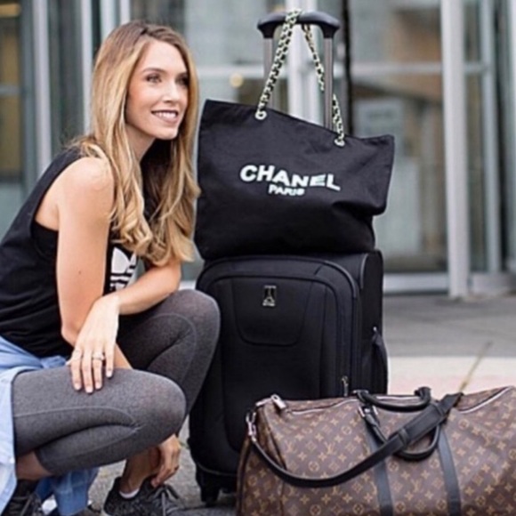 🎀 Chanel Canvas VIP Tote - Picture 4 of 5